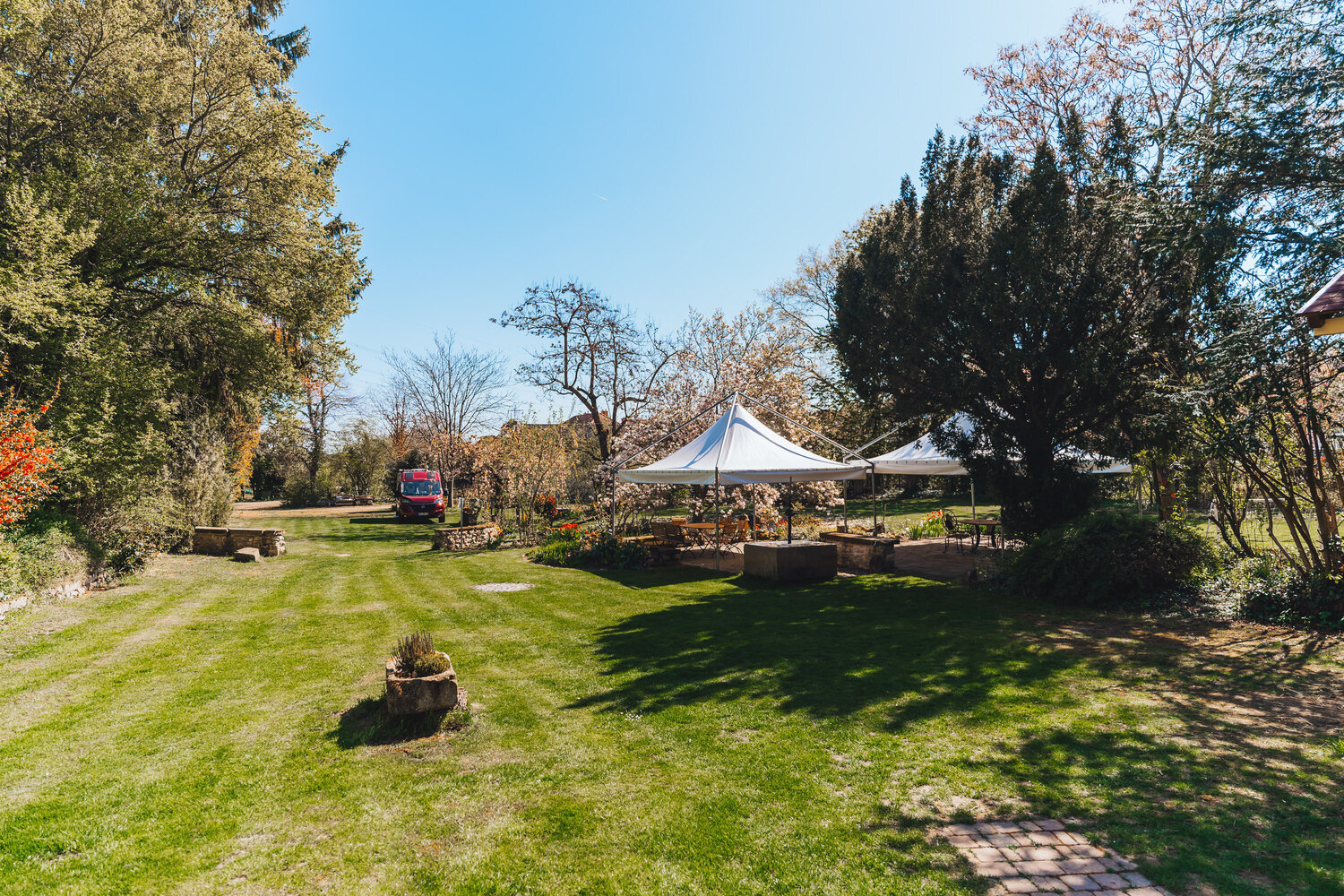 Bauerngarten mit Pavillons und Wohnmobil-Stellplatz
